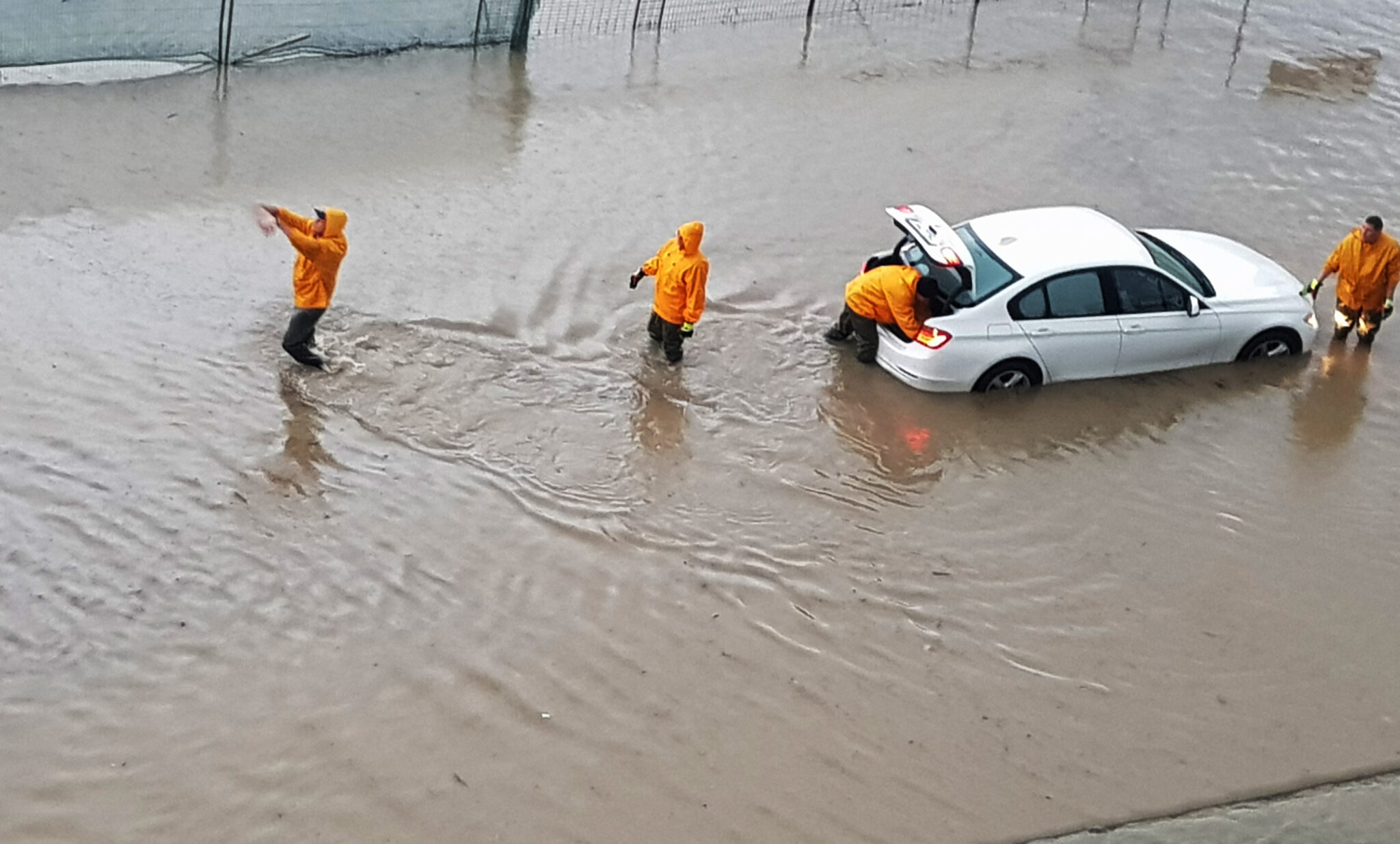 155 κλήσεις για βοήθεια: Οδηγοί παρασύρθηκαν από χείμαρρο σε μεγάλη απόσταση