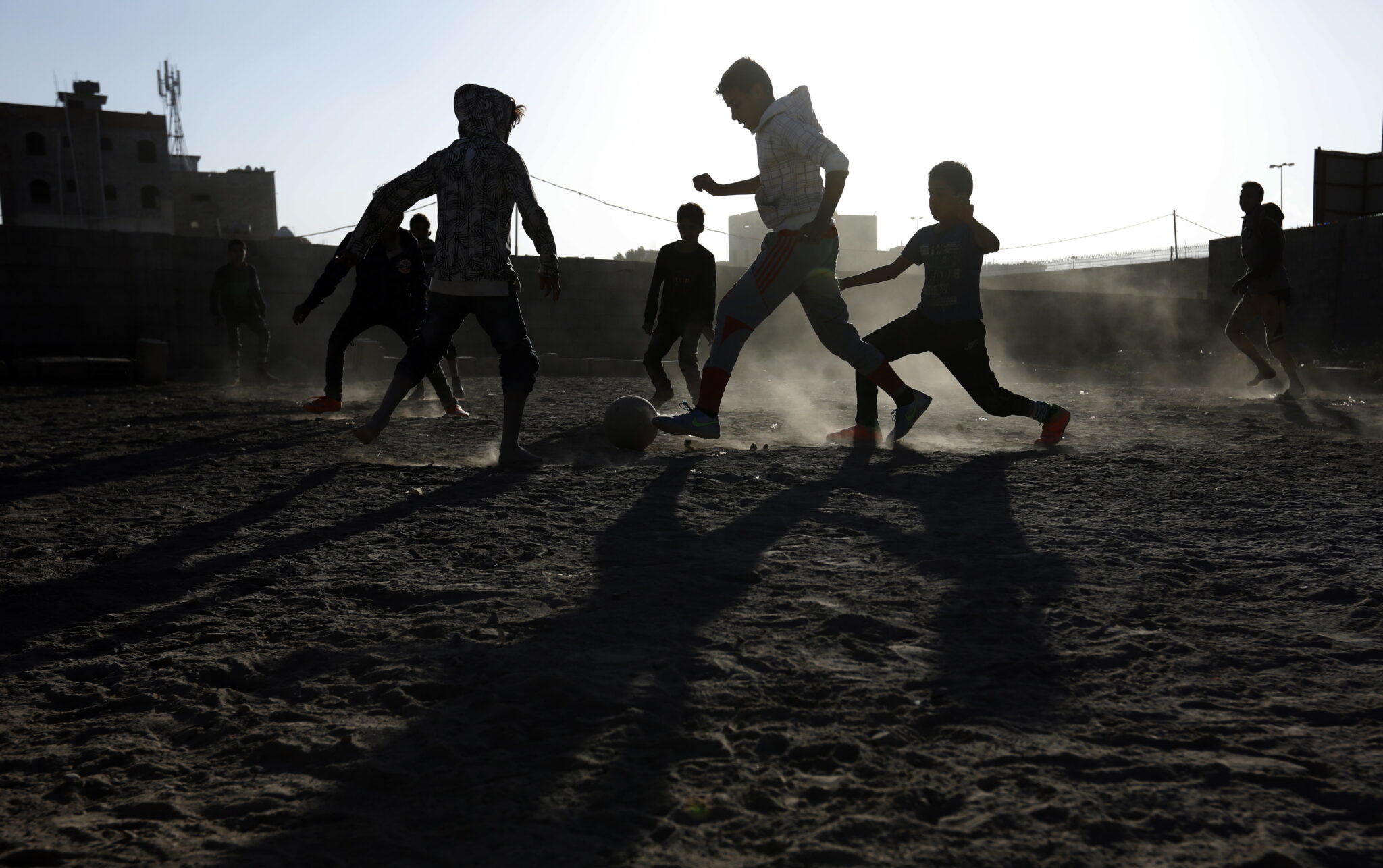 Στη Βουλή η υπόθεση του 15χρονου μαθητή που τον έκλεισαν σε πορτ μπαγκάζ
