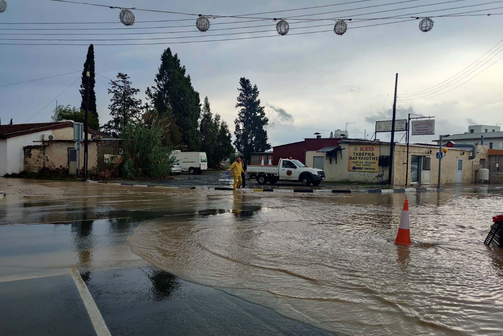 Ζημιές σε σπίτια και δρόμοι "ποτάμια" μετά τις καταρρακτώδεις βροχές (ΒΙΝΤΕΟ)