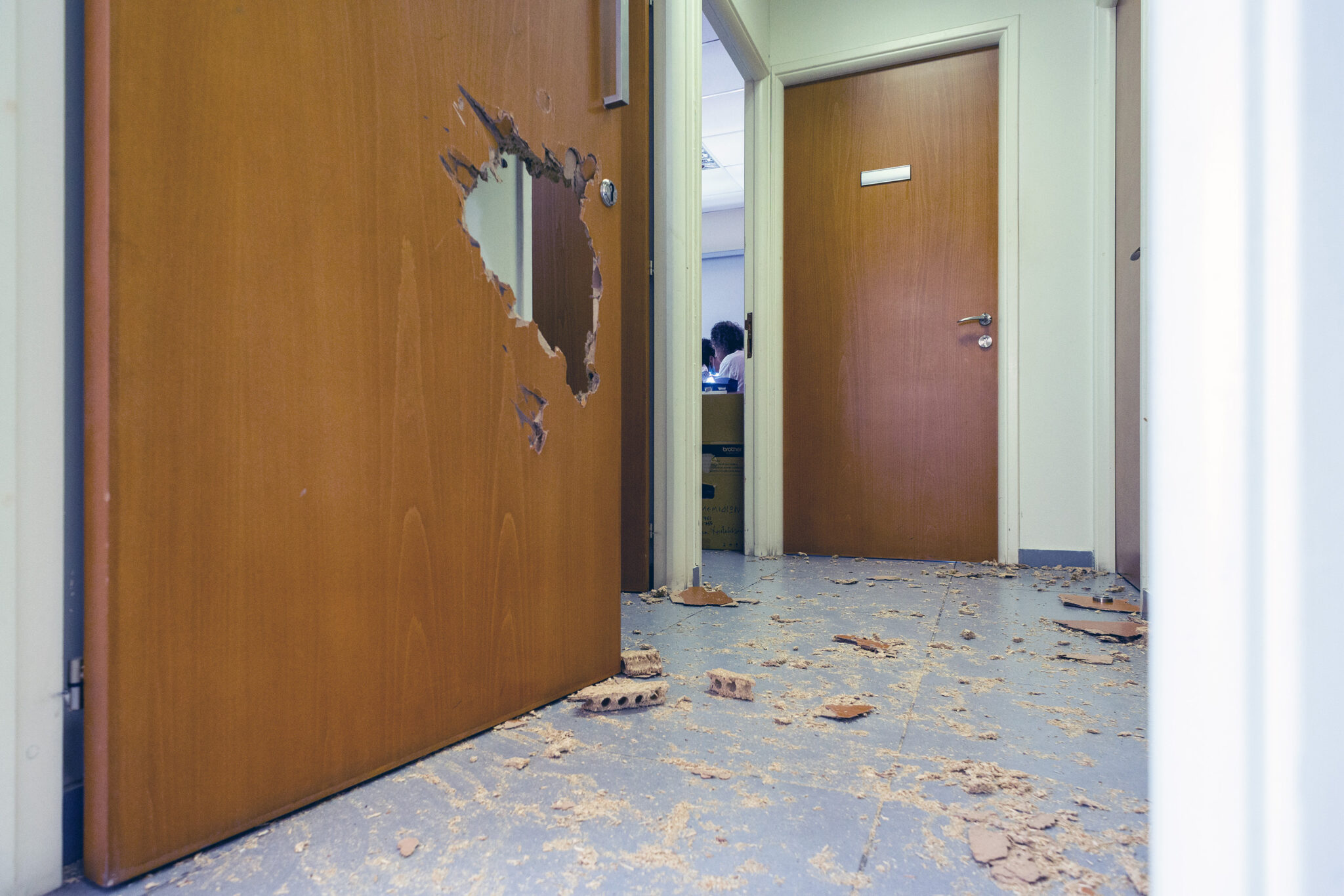 Στο κελί οι τρεις νεαροί για το επεισόδιο σε γραφεία των ΥΚΕ