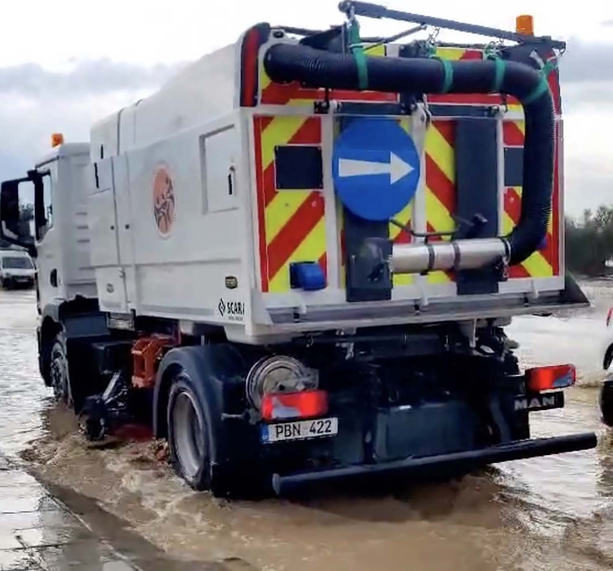 Δρόμοι "ποτάμια", αεροδρόμιο "λιμάνι" και ζημιές σε σπίτια από την κακοκαιρία