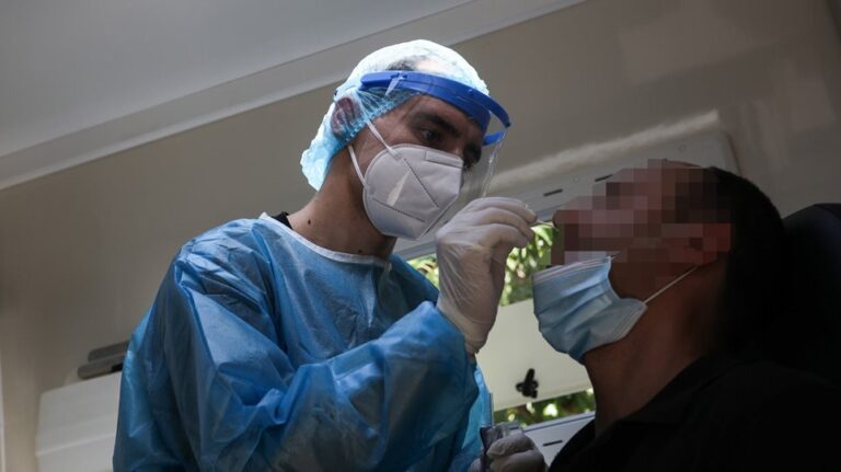 "Τρέχουν" για rapid test μετά το γιορτινό τραπέζι των Χριστουγέννων (ΦΩΤΟ)