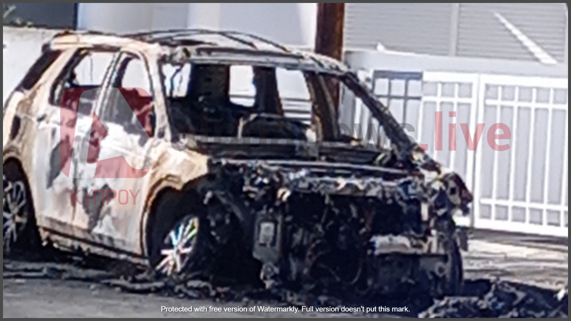 ΦΩΤΟ: Στάχτη κι αποκαϊδια το πολυτελές όχημα επιχειρηματία στην Έγκωμη