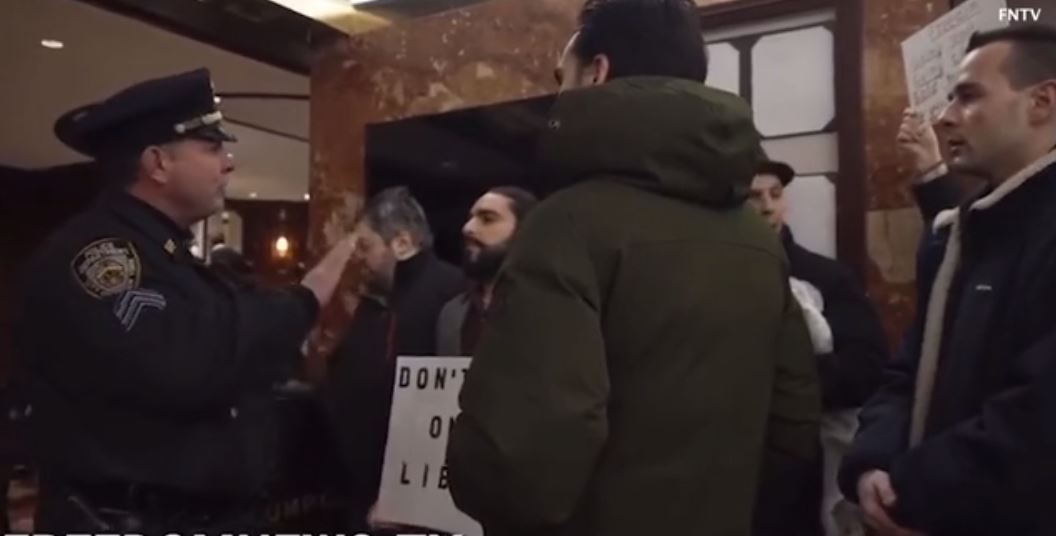 "Ο Τραμπ είναι απατεώνας": Διαδήλωση ανεμβολίαστων οπαδών του πρώην προέδρου