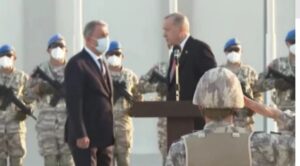 ΒΙΝΤΕΟ: Ο Ερντογάν ξέχασε τι ήθελε να πει και του θύμισε τα λόγια ο Ακάρ