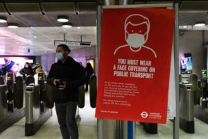 Τα τρία σενάρια μέτρων που τέθηκαν στο "μικροσκόπιο" του Μπόρις Τζόνσον