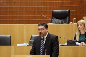 ΥΠΟΙΚ: Αυξάνεται ο εταιρικός φόρος, μειώνονται ή καταργούνται άλλες φορολογίες