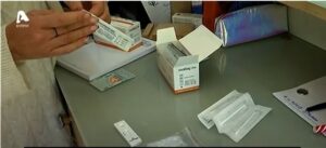 Μπήκαμε σε φαρμακείο και κάναμε το πρώτο self test (ΒΙΝΤΕΟ)