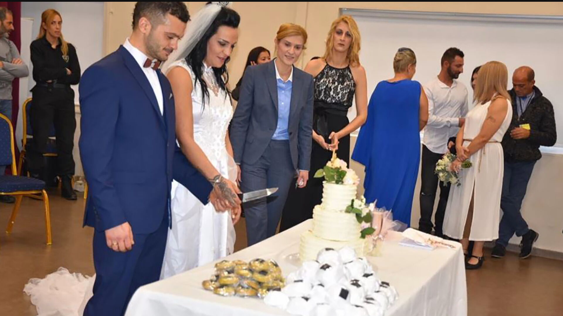 Γάμος με λαούτα και βιολιά στις Φυλακές και μπροστά στο Netflix (BINTEO)