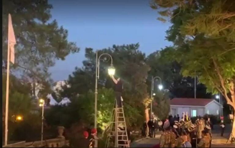 ΒΙΝΤΕΟ: Επί ποδός το Προεδρικό για μια… χαλασμένη λάμπα, πριν την άφιξη Πάπα