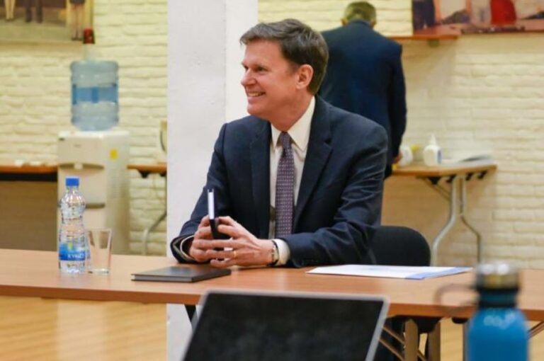 Πρώτο τετ-α-τετ Κόλιν Στιούαρτ με Αναστασιάδη, βλέπει και Τατάρ