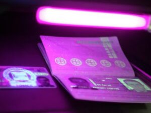 «Έπαιζαν» με τα Safepass: Χειροπέδες σε δυο πρόσωπα για πλαστοπροσωπία