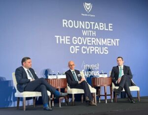 Τα πλεονεκτήματα της Κύπρου για επενδύσεις σε συνέδριο στα ΗΑΕ