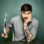 Άκης Πετρετζίκη: ποζάρει στην κουζίνα με τον γιο του