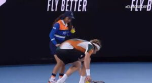 Ο Τσιτσιπάς γίνεται viral… σώζοντας ένα ball girl από ένα έντομο (ΒΙΝΤΕΟ)