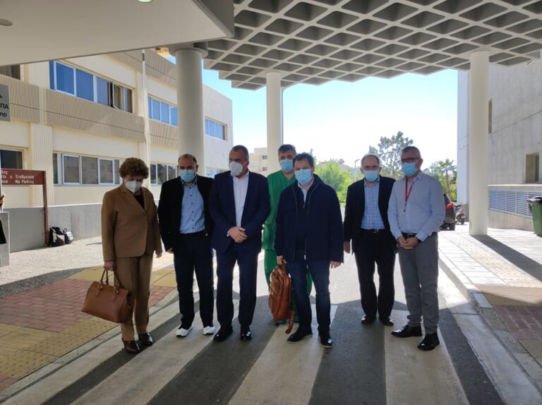 "Μην πυροβολείτε" γιατρούς και νοσηλευτές διαμηνύει ο Υπουργός Υγείας