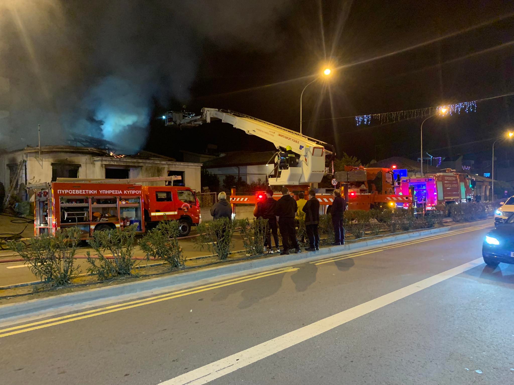 ΦΩΤΟ: Στις φλόγες οικία στην Αγλαντζιά, δίπλα από Υποσταθμό της ΑΗΚ