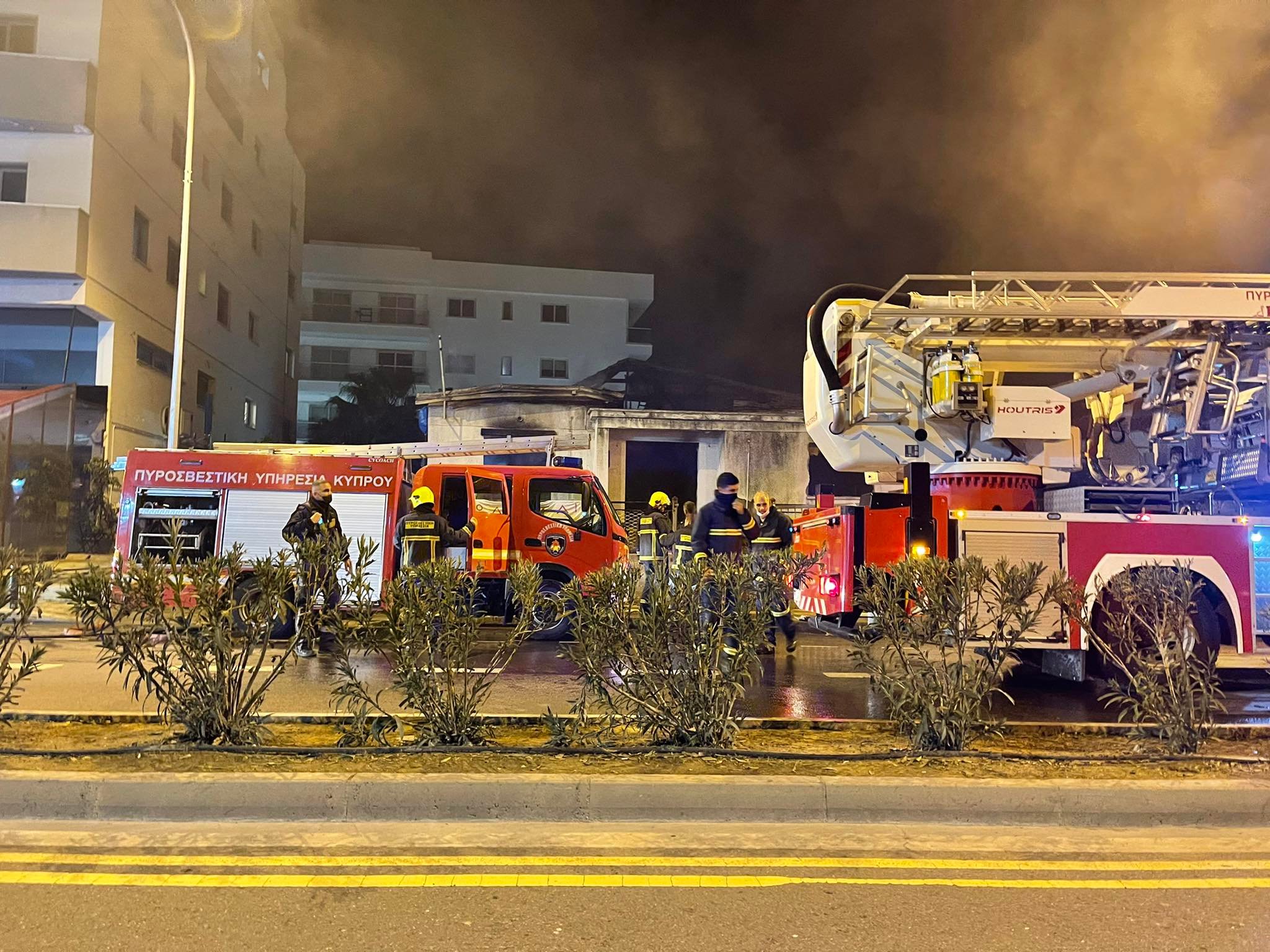 ΦΩΤΟ: Υπό έλεγχο η φωτιά σε οικία στην Αγλαντζιά, κατέρρευσε η οροφή