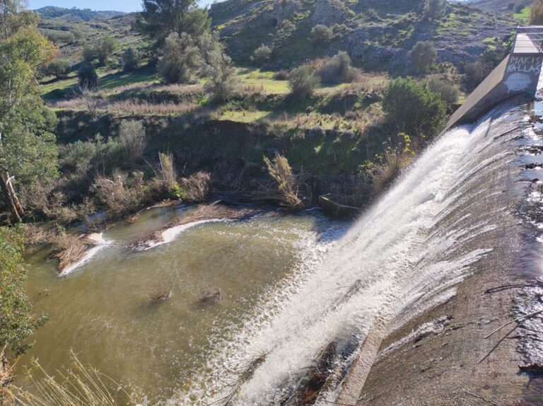 «Ευεργετικότατες» οι βροχές: Λιώνουν τα χιόνια από τις ψηλές θερμοκρασίες