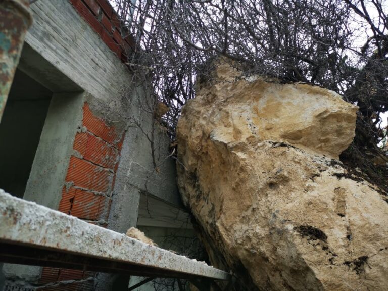 ΦΩΤΟ: "Πρώτη φορά αποκολλάται τόσο μεγάλο κομμάτι βράχου"