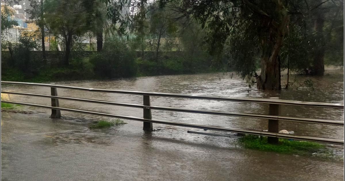 Κινδύνεψαν τρεις άνθρωποι που επέβαιναν σε διπλοκάμπινο κοντά στο ποταμό Γιαλιά