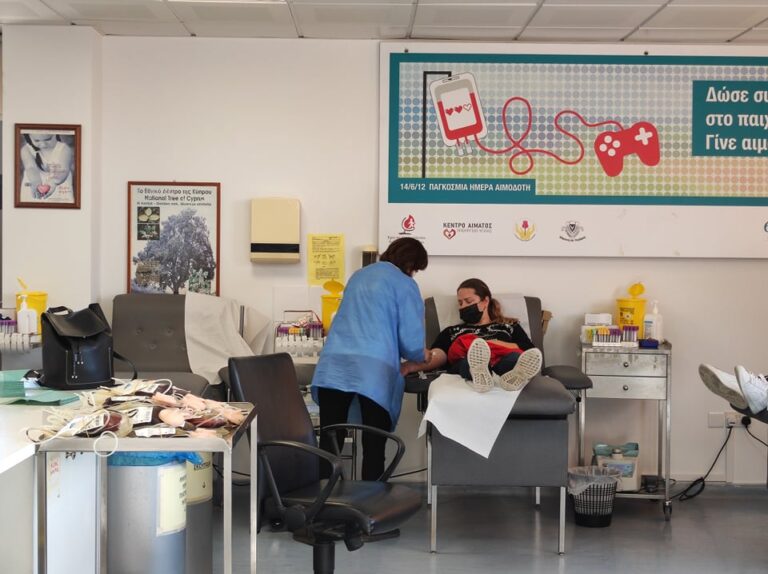 Σε καραντίνα χιλιάδες αιμοδότες: Η "ανηφόρα" κρουσμάτων έφερε σοβαρές ελλείψεις