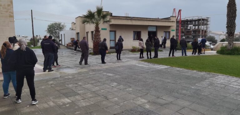 ΒΙΝΤΕΟ: Στη βροχή και στο κρύο οι πολίτες που στέκονται στην ουρά για rapid test