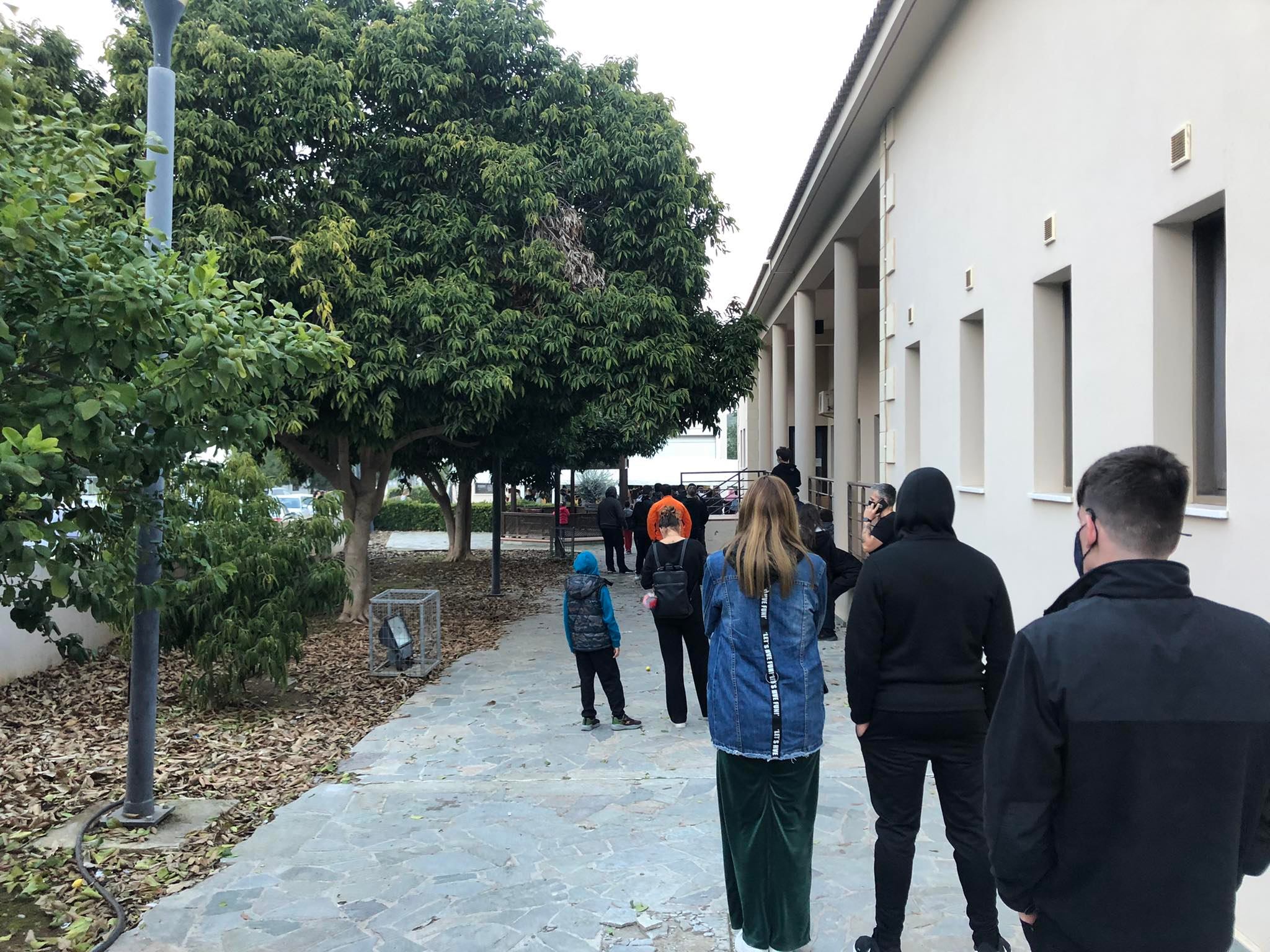 Για τεστ πέραν των 130.000 μαθητών, ουρές και σήμερα στα σημεία δειγματοληψίας