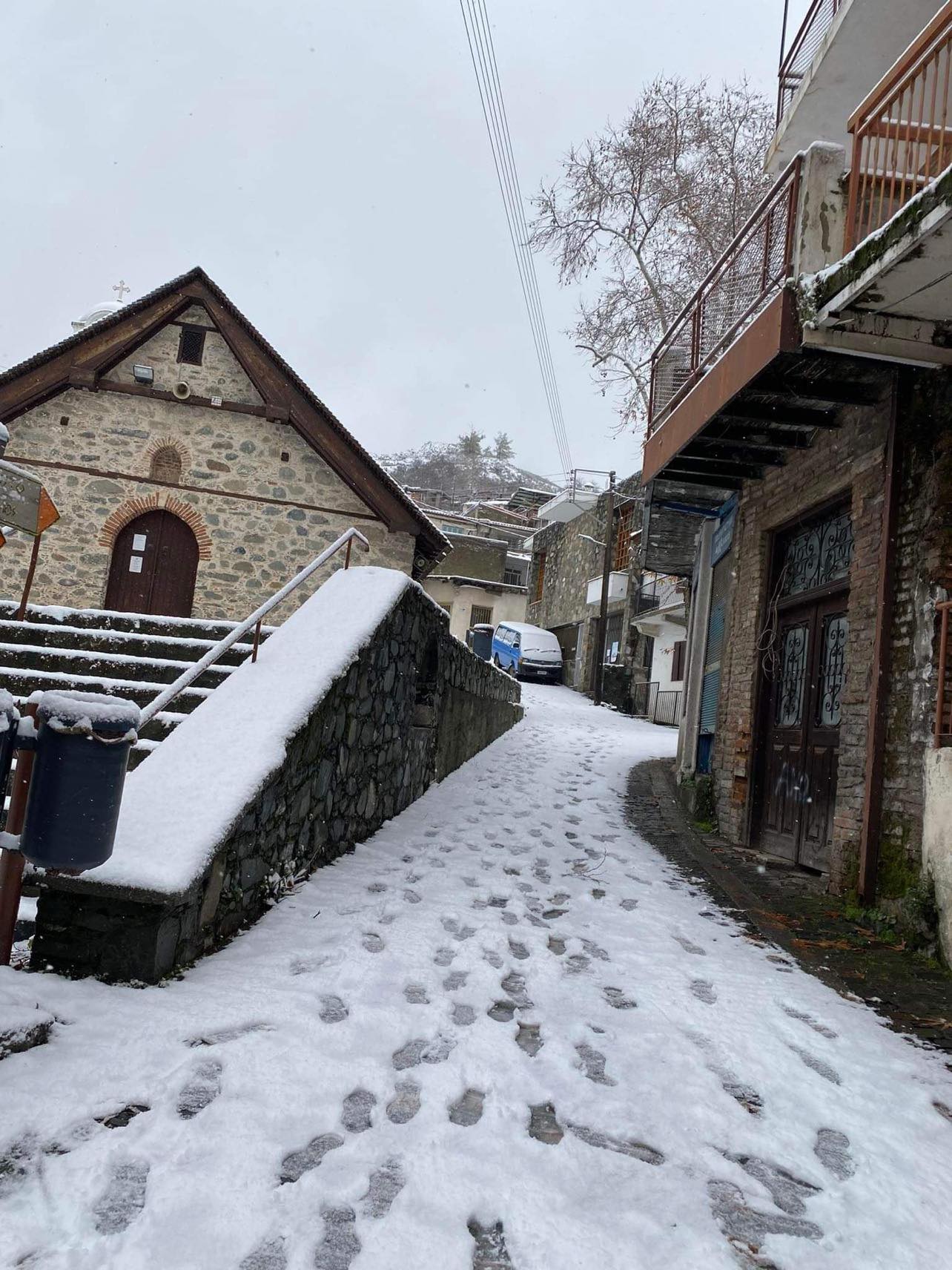 Έκλεισαν δρόμοι από την βαριά χιονόπτωση σε ορεινά χωριά