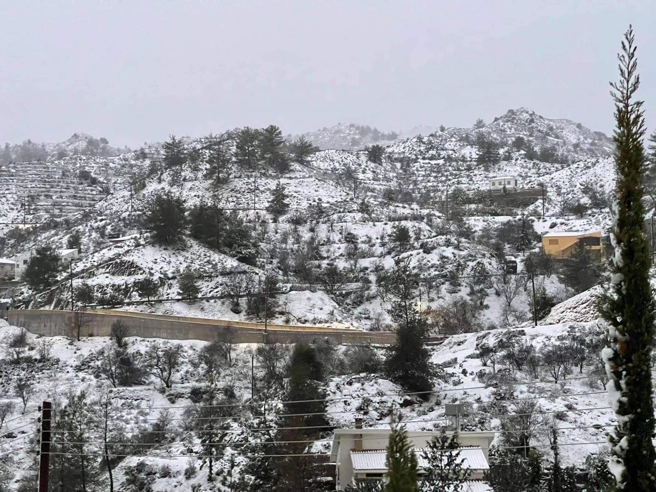 Αδιαφορούν για τις οδηγίες και προσπαθούν να περάσουν από κλειστούς δρόμους