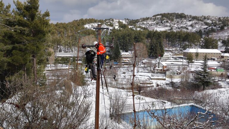 Οι αφανείς "ήρωες" της ΑΗΚ: Στο καθήκον οι εναερίτες, αψηφόντας χιόνια και ψύχος