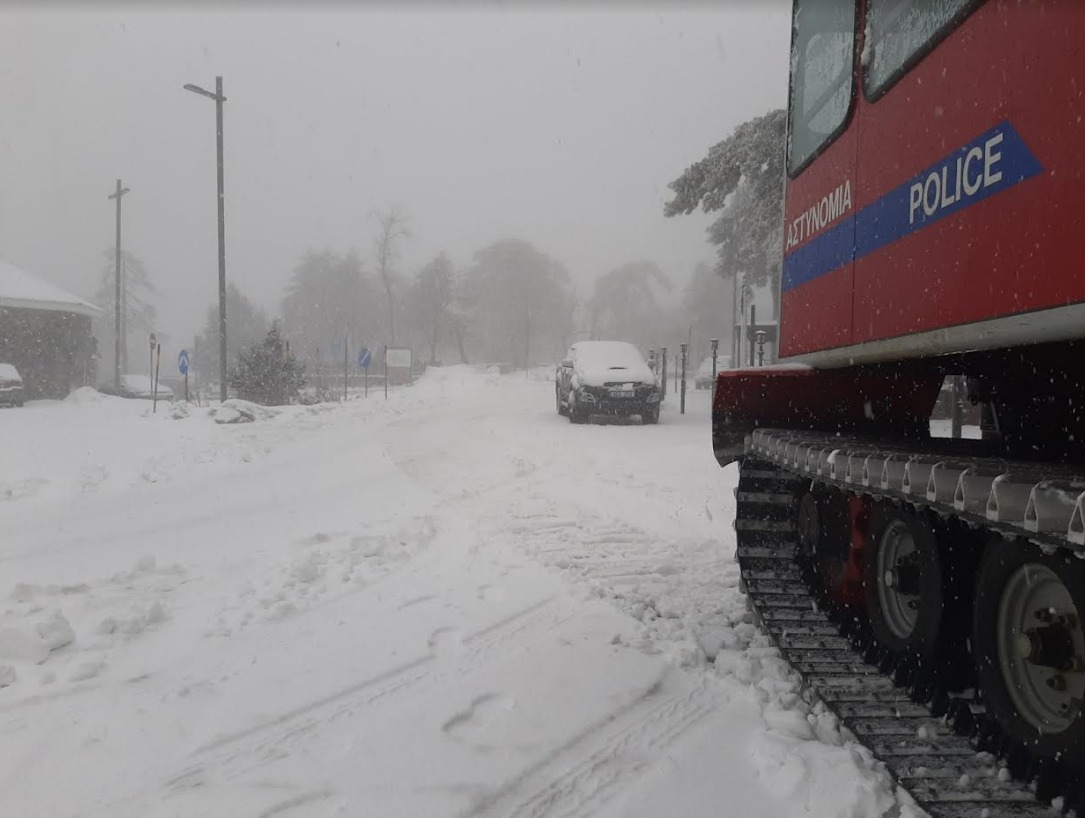 Παροχή βοήθειας σε 8 οδηγούς: Οικογένεια εγκλωβίστηκε στο χιονισμένο Τρόοδος