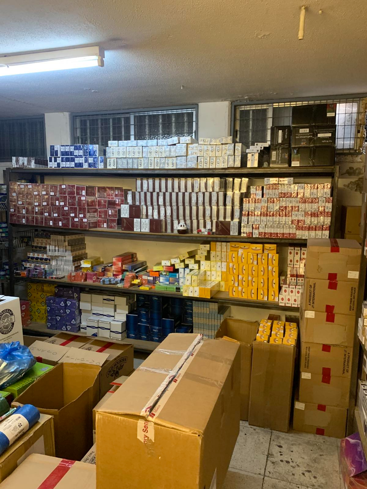 ΦΩΤΟ: Χειροπέδες σε 57χρονο για τεράστια ποσότητα καπνικών προϊόντων