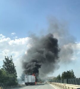 "Λαμπάδιασε" φορτηγό στον αυτοκινητόδρομο: Πως επηρεάζεται το οδικό δίκτυο