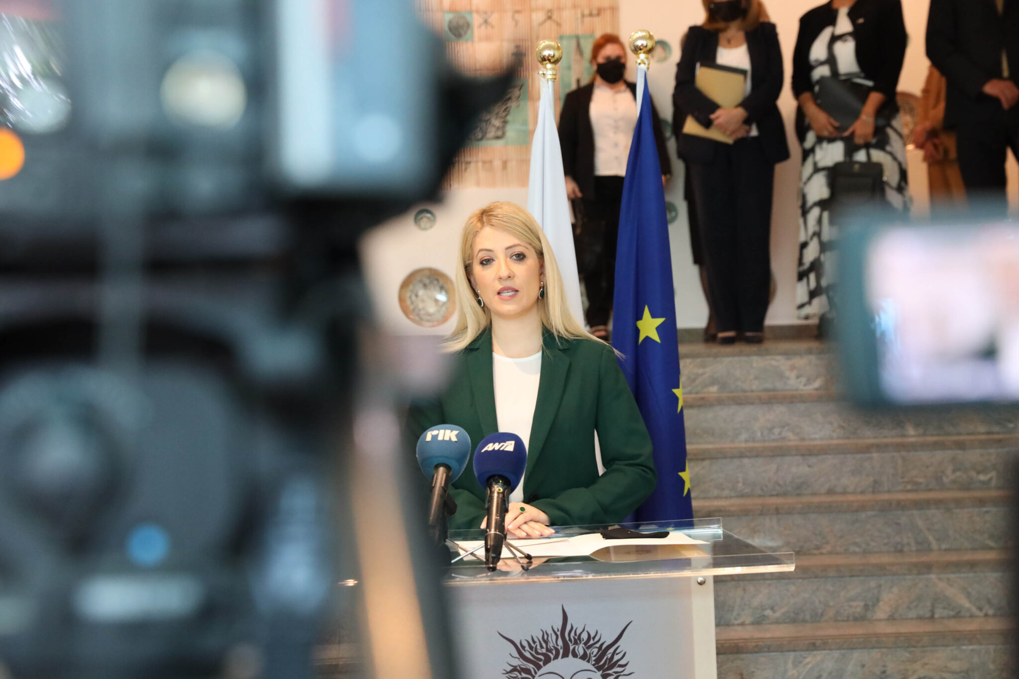 Η Αννίτα "τραβά" το… αυτί όσων βουλευτών έχουν απλήρωτα πρόστιμα (ΒΙΝΤΕΟ)