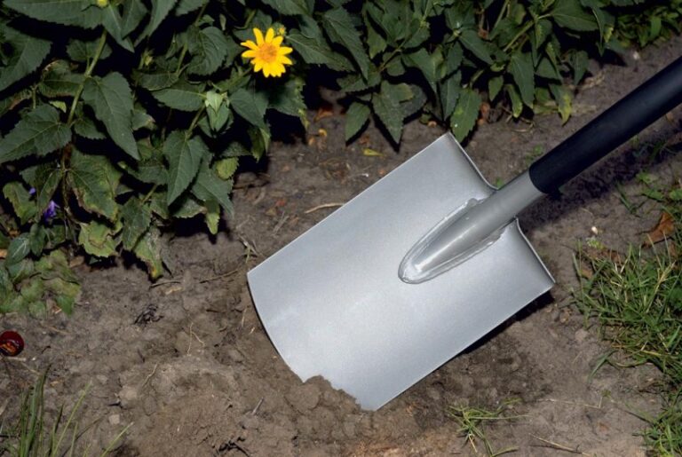 Ηλικιωμένος επιτέθηκε σε αστυνομικούς με φτυάρι και προκαλούσε ανησυχία