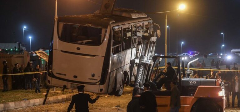 Πολύνεκρη τραγωδία στην Αίγυπτο από σφοδρή σύγκρουση λεωφορείων (ΦΩΤΟ)