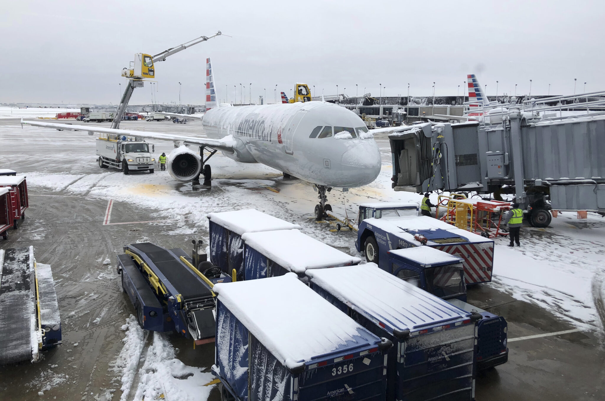 ΗΠΑ: "Παρέλυσαν" αεροδρόμια λόγω χιονοθύελλας, εκατοντάδες πτήσεις ακυρώθηκαν