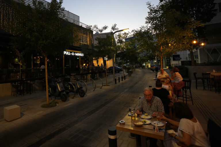Με νέα οικονομική στήριξη αντί για χαλαρώσεις προχωρά η κυβέρνηση