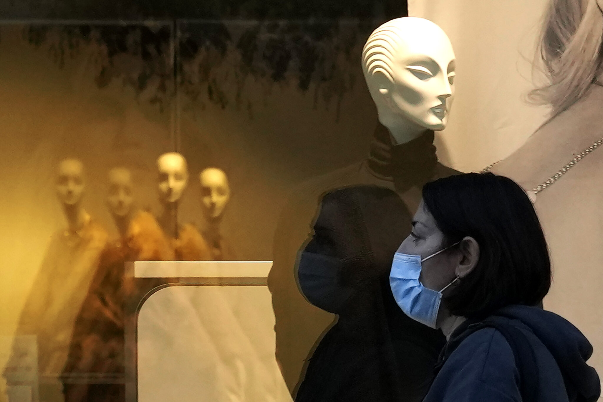 Ψηλά αλλά σταθερά τα κρούσματα: "Βλέπουν" πτώση τις επόμενες μέρες οι ειδικοί