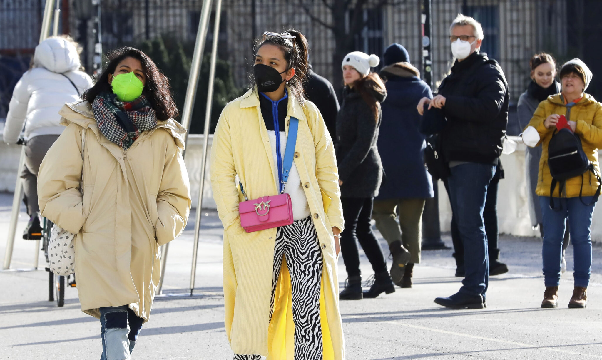 "Σαρώνει" η Όμικρον: Έσπασαν ρεκόρ τα κρούσματα σε Σουηδία και Αυστρία