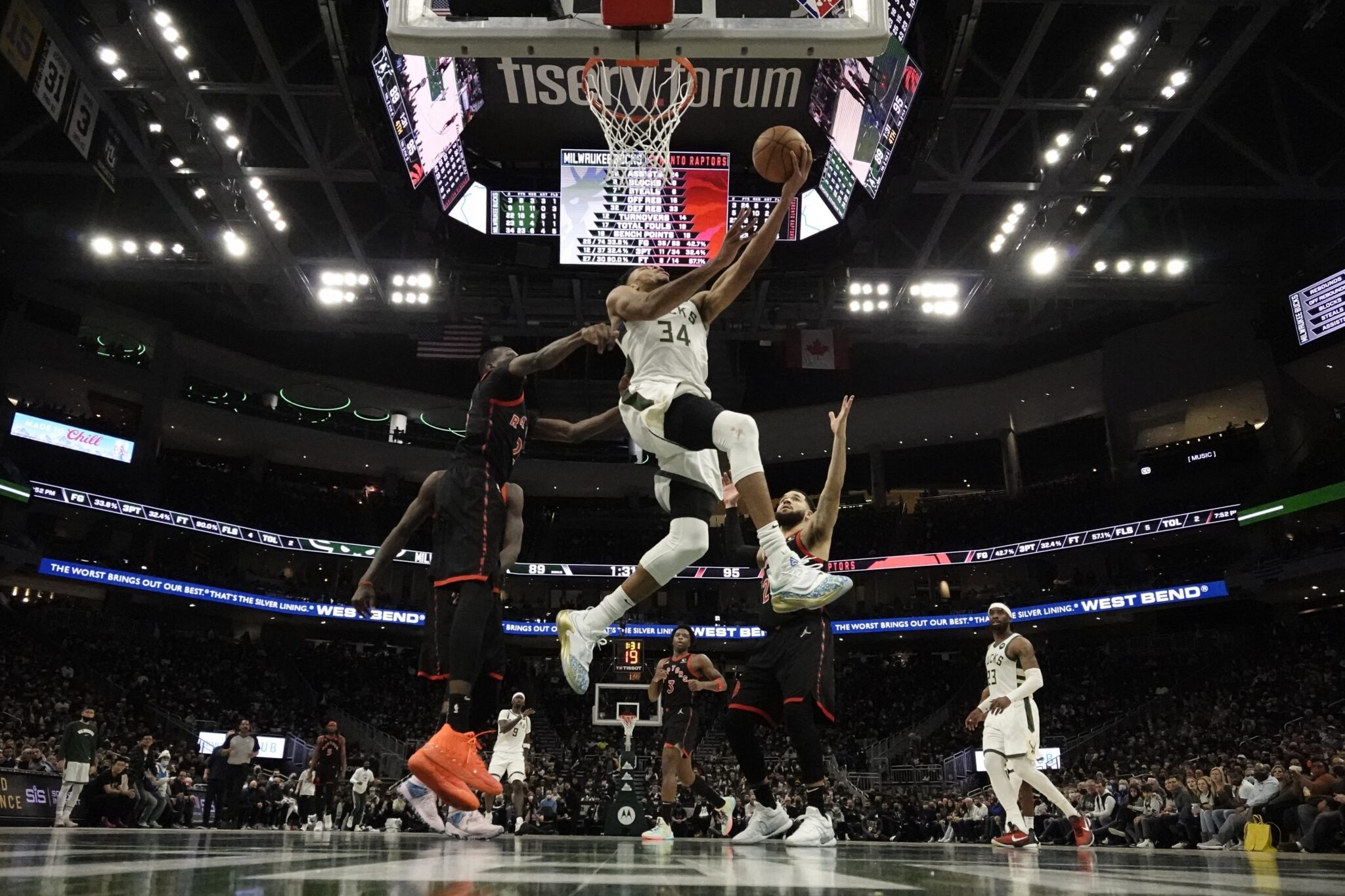 Η εμφάνιση του Γιάννη κόντρα στους Ράπτορς, με 17/17 βολές (ΒΙΝΤΕΟ)