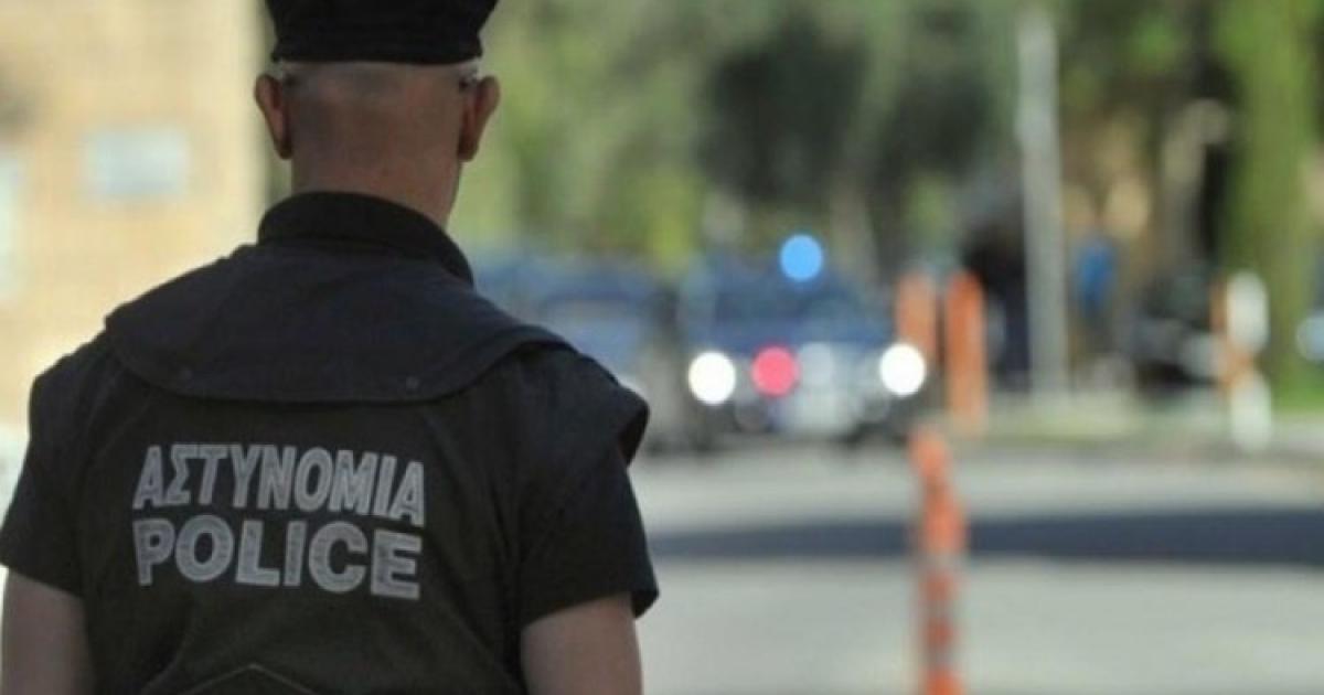 Με χειροπέδες αστυνομικός στη Λάρνακα, έδωσε το κινητό του σε κρατούμενο για να κάνει τηλεφωνήματα