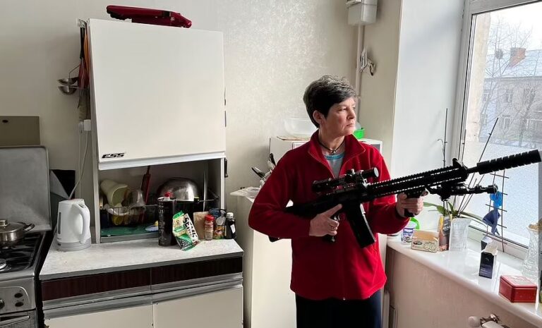 Ουκρανία: 52χρονη μητέρα αγόρασε όπλο sniper και αναμένει τους Ρώσους