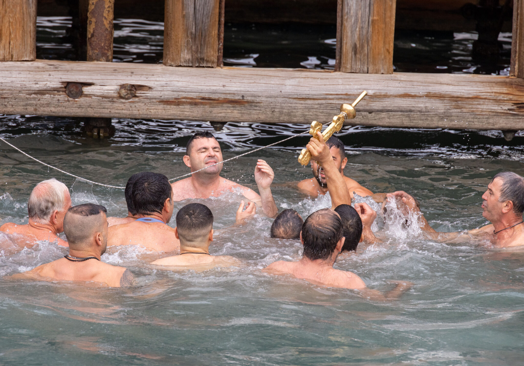 ΦΩΤΟ: Αψήφησαν το κρύο και βούτηξαν για τον σταυρό στη Μαρίνα Λάρνακας