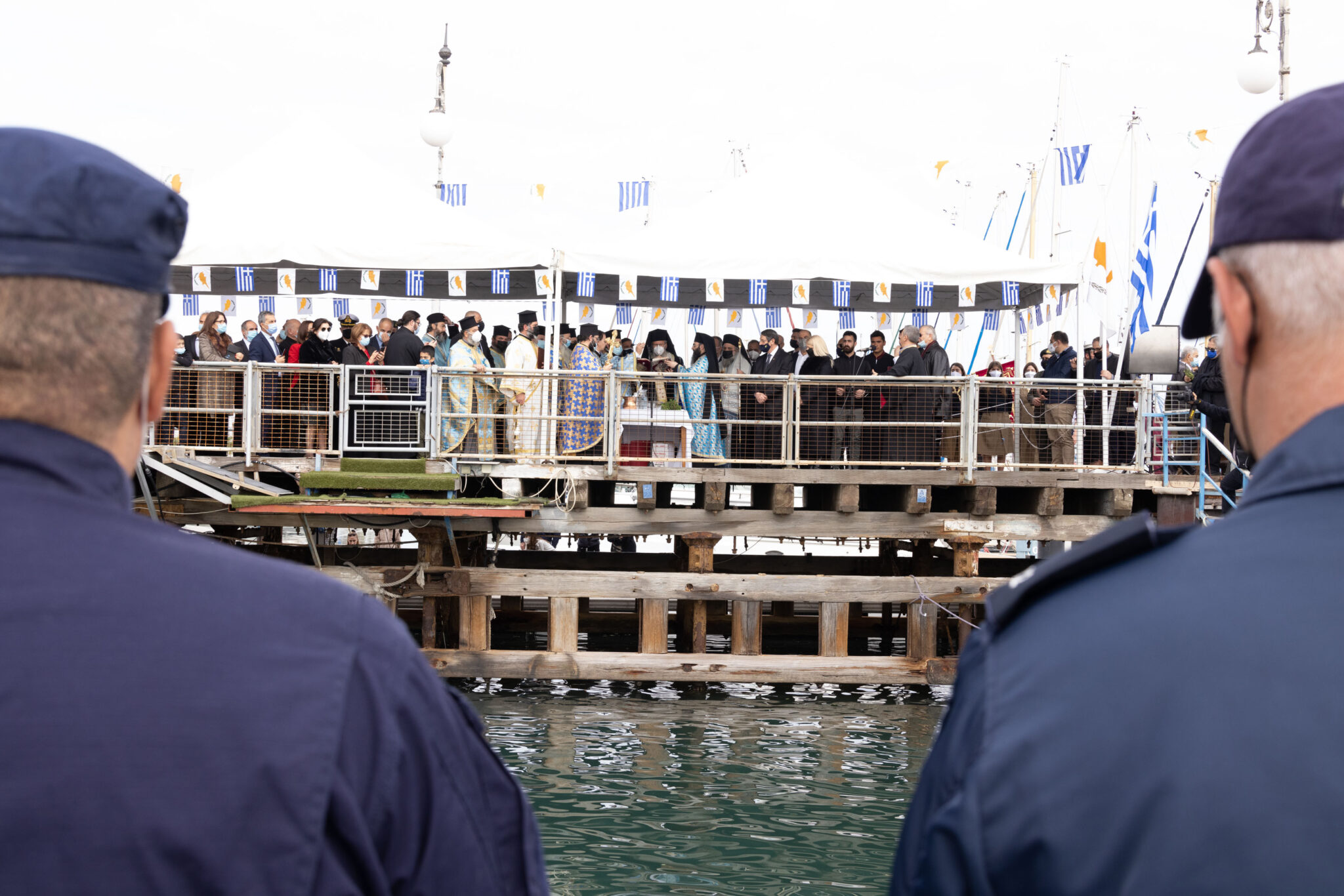 Θεοφάνεια εν μέσω πανδημίας: Οι ευχές Αναστασιάδη και Αννίτας για κανονικότητα