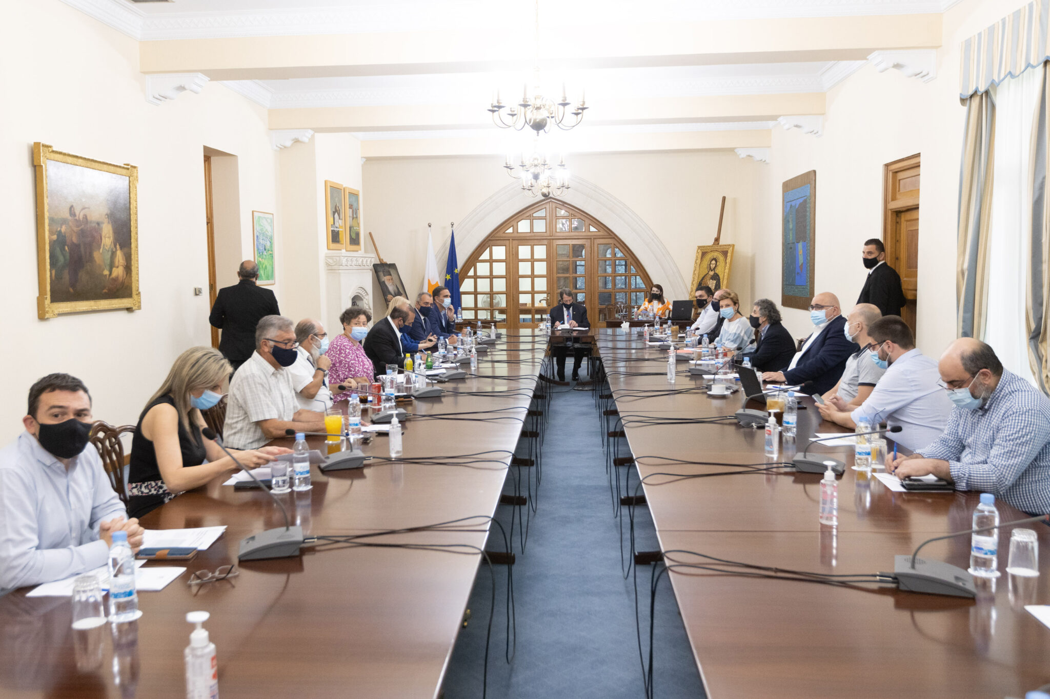 Άρον-άρον στο Προεδρικό οι επιδημιολόγοι για να ενημερώσουν ΠτΔ και Υπουργούς