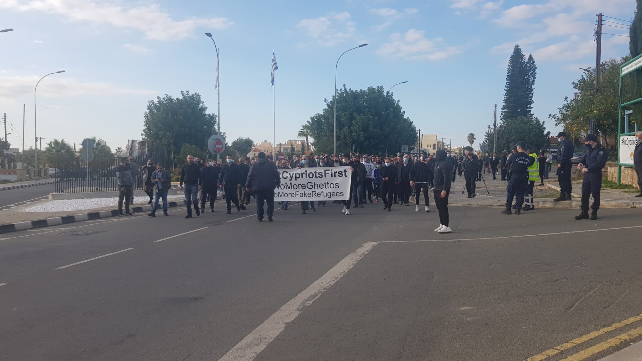 Έκλεισαν τον δρόμο και φώναξαν «NoMoreGhettos» στη Χλώρακα