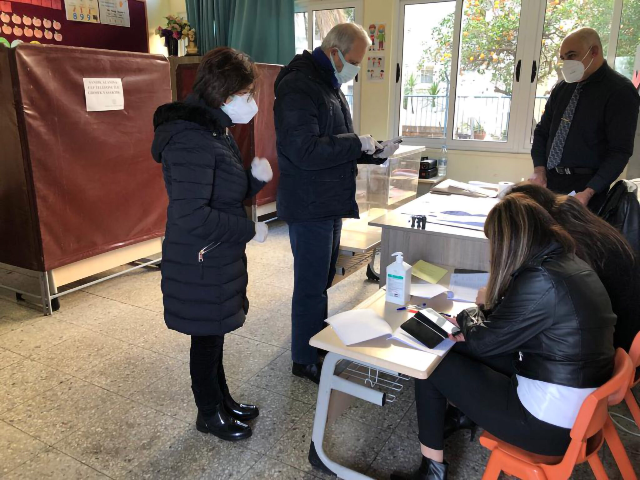 Ρεκόρ αποχής στις "βουλευτικές" που διεξάγονται εν μέσω οικονομικής κρίσης (VID)