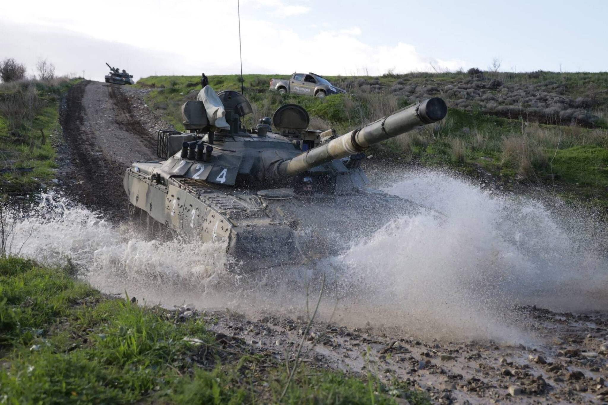 Βολές πολυβόλων και αντιαρματικών βλημάτων από άρματα Τ-80U στο Καλό Χωριό